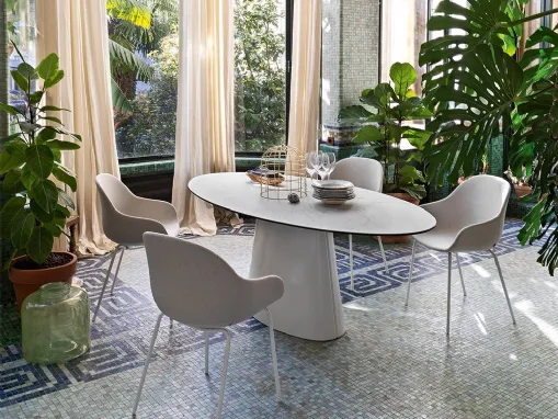 Tavolo fisso con piano ovale in ceramica e base monolitica in lamiera curvata Ellisse di Connubia