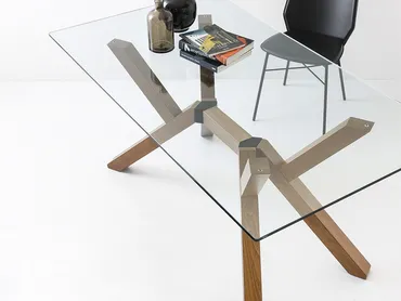 Tavolo Mikado con top in vetro e gambe in legno di Connubia