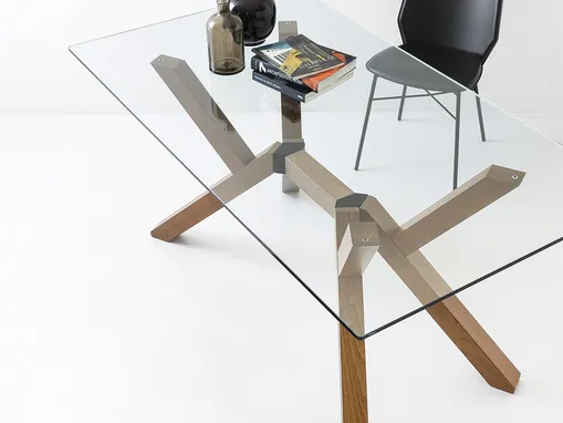 Tavolo Mikado con top in vetro e gambe in legno di Connubia