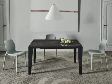 Tavolo allungabile Cruz XXL con top in SuperMarmo e base in acciaio laccato di Bontempi