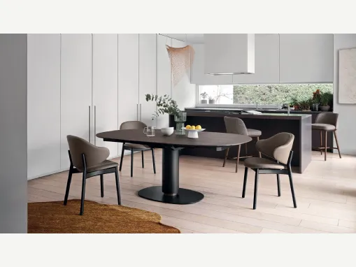 Tavolo con piano ellittico allungabile e basamento in metallo Elson di Calligaris