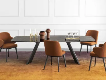 Tavolo ellittico Icaro con top in ceramica e basamento in legno impiallacciato di Calligaris