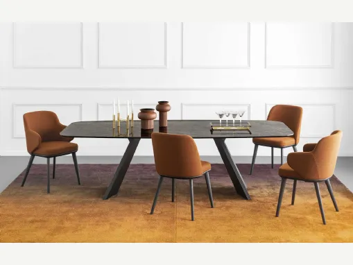 Tavolo ellittico Icaro con top in ceramica e basamento in legno impiallacciato di Calligaris