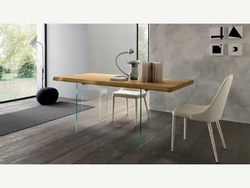 Tavolo rettangolare Meridiano di Altacon con piano in legno e gambe in vetro com