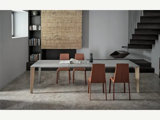 Tavolo allungabile Senso con piano in cristallo e base in acciaio laccato di Bontempi