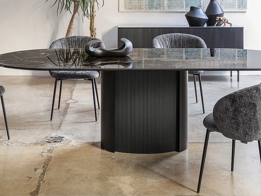 Tavolo Yoroi in ceramica di Calligaris