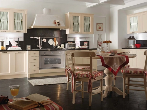 Cucina Classica angolare in legno laccato con pensili a vetrina e tavolo rotondo in massello di abete Sweet Kitchen Romantic Light di Callesella