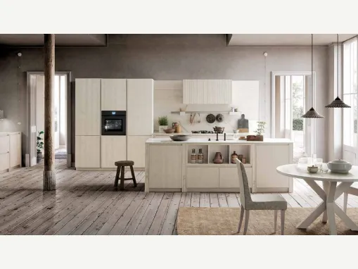 Cucina Moderna in legno massello di abete con isola e piano in gres Calacatta Atelier 01 di Callesella