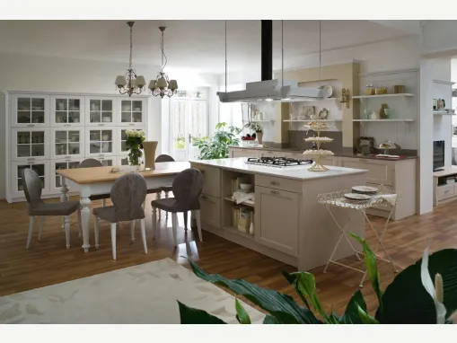 Cucina con isola Shabby Chic in legno laccato Tortora e Neve Sweet Kitchen Italian Mood di Callesella