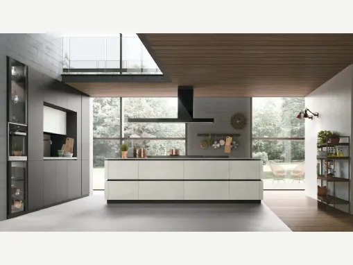 Isola in materico Cemento Bianco con blocco cottura in marmo Petit Granit. Composizione a portale in Pet Grau opaco e materico Cemento Bianco. Top in materico Cemento Bianco.