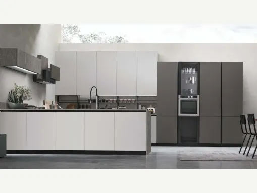 Basi e pensili in Pet Nebbia opaco. Colonne in Pet Canna di fucile opaco. Top, schienale e pensile materico Piasentina scura. 