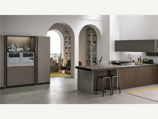 Basi Larice Brown, Piano Slide e pensili Grafite Brown. Colonne attrezzate Pet Grigo Fumo opaco con interno Larice Brown. Top Fenix Grigio Londra.