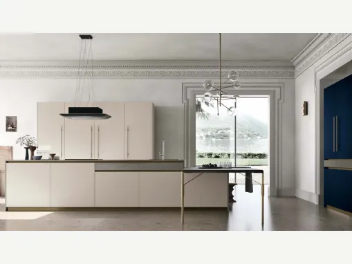 Basi e colonne Pet Beige Seta. Top Piasentina Scura. Dispensa in Fenix Blu Fes, con inserto in Piasentina Scura. Maniglia Godronata e gole finitura Bronzo.