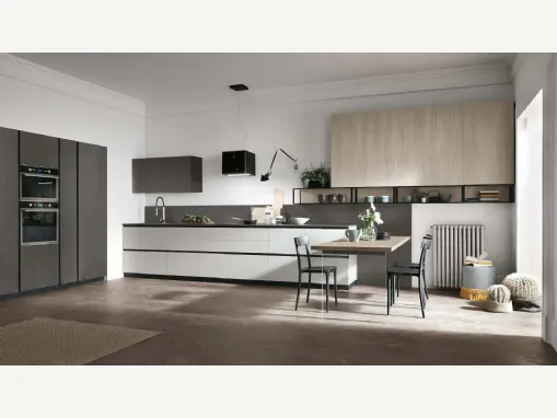 Basi Pet Nebbia opaco, pensili e colonne Cemento Dark. Pensili e vani a giorno Size in Larice Sabbia. Top laminato Cemento Dark.