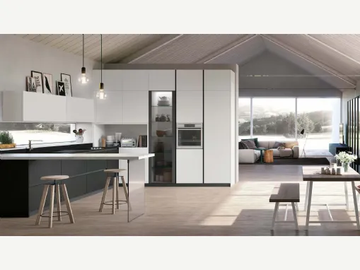 Basi Pet Nero opaco, pensili e colonne Pet Bianco Assoluto opaco.  Top Fenix Nero Ingo. Piano Snack in laminato Calacatta.