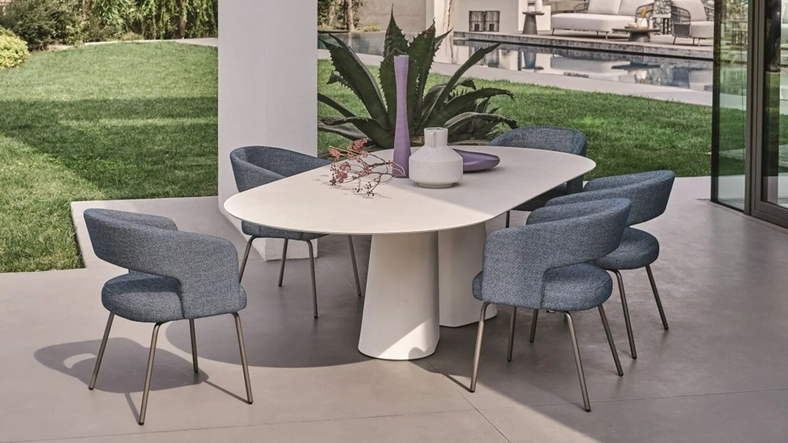 Tavolo Pillar con top in gres e base in cemento di Ditre Italia