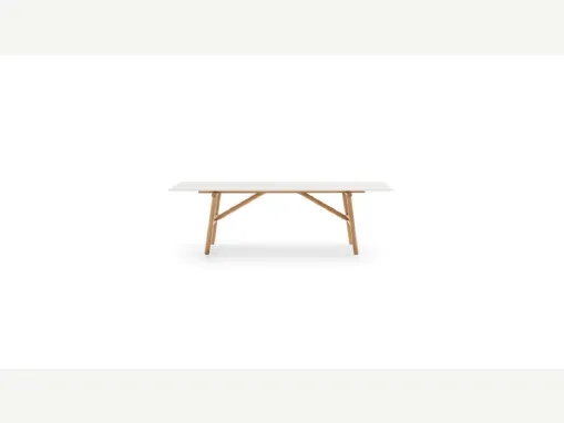 Tavolo Isamu con top in gres Calce Bianca e base in legno di Ditre Italia